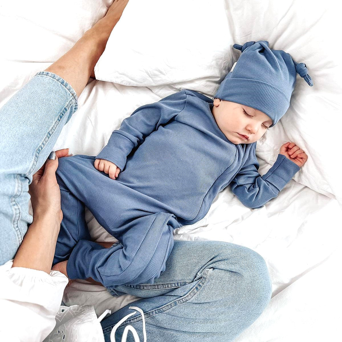 All-in-one set packaged as a gift (romper, beanie, bodysuit & muslin blanket)