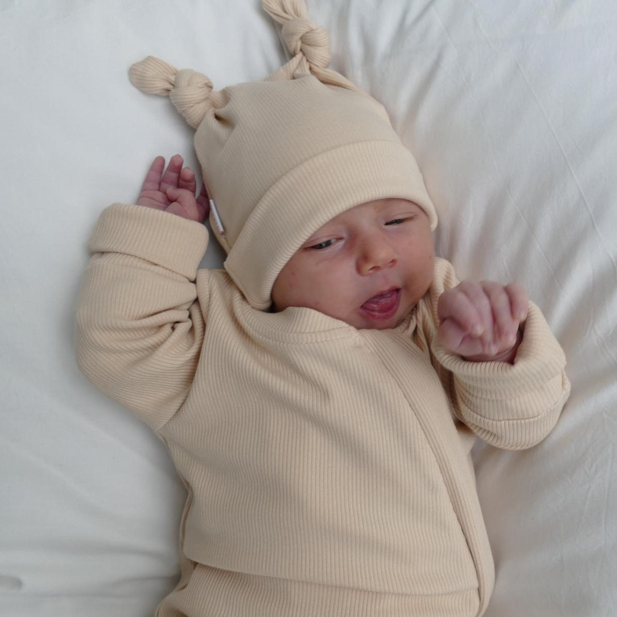 ROMPER & BEANIE & HAIRBAND SET OF 3 GIFT SET - LIGHT BEIGE