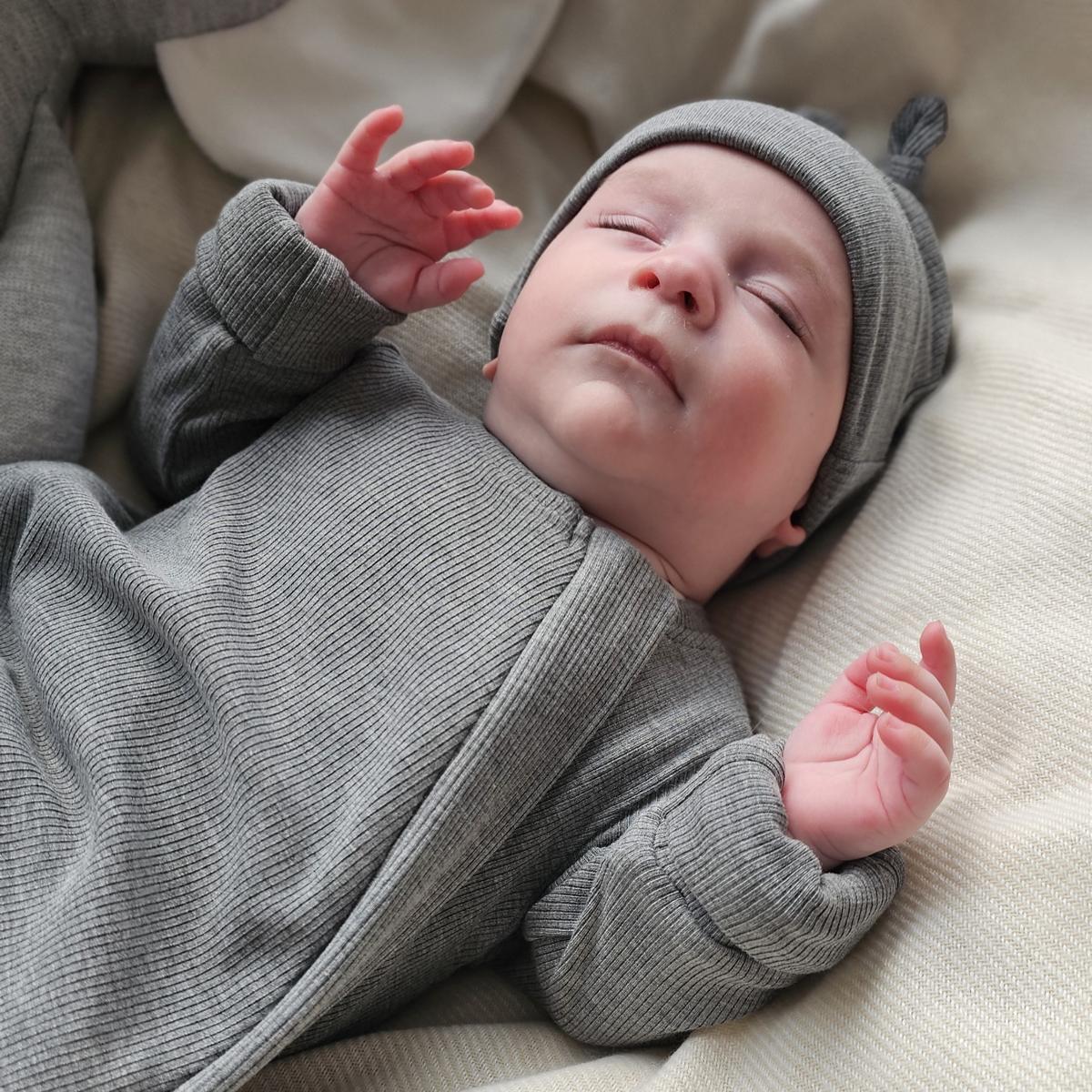 All-In-One SET (Romper, Beanie, Body & Musselintuch)